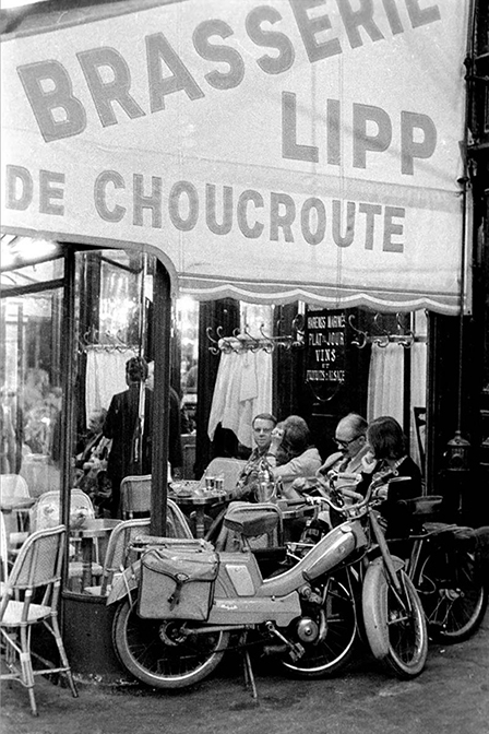 Paris street cliché : Brasserie